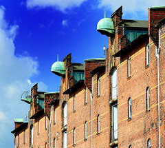 Kräne mit Kupferdach an der Fassade des Speicherblocks G in Saalehafen - Fotos aus Hamburg Kleiner Grasbrook.