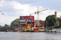 Ufer des Köhlfleets auf Finkenwerder - Neubauten Baukran.