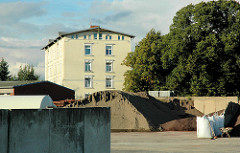 Gewerbebetriebe auf der Harburger Schlossinsel - Gebäude des Schlosses und Lagerung von Schüttgut auf einem Industriehof. (2005)