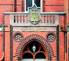 Historisches Gebäude - Schriftzug und Hamburg Wappen - Amt für Strom und Hafenbau in der Hamburger Hafencity.