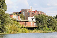 Industriearchitektur am Hovekanal - Gewerbegebäude am Hovekanal, Hamburg Veddel.