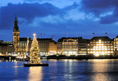 Weihnachtsstimmung am Abend - Alstertanne auf der Binnenalster, Rathaus und Jungfernstieg.