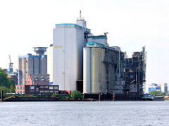 Industriearchitektur auf der Rethe von Hamburg Wilhelmsburg; Blick über den Reiherstieg.