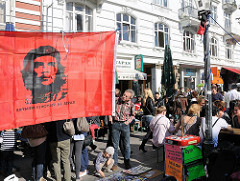 Flohmarktstand mit Che Guevara Fahne - Altbauten am Schulerblatt.