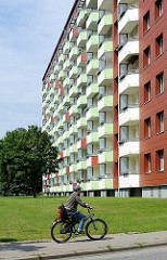 Hochhaus mit Balkons - Wohnhäuser in Hamburg Lohbrügge - Fahrradfahrer.