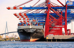 Containerschiff HANJIN SEATTLE unter den Containerbrücken des Terminal EUROGATE - im Hintergrund die Köhlbrandbrücke.