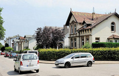 Alte Wohnbebauung mit Einzelhäusern in Hamburg Rönneburg - Strassenverkehr, rechts vor links - Vorfahrt.