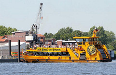 Die Hafenfähre ALTENWERDER in Anfahrt auf den Anleger Finkenwerder - im Hintergrund ein Kran im Hafen von Hamburg Finkenwerder.