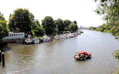 Motorboot auf der Bille - Sportboothafen auf Billhuder Insel.