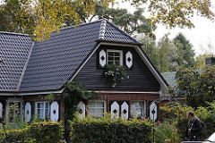 Einzelhaus mit Fensterläden an der Wellingsbuetteler Landstrasse. Wohnen im Grünen, leben in den Hamburger Vororten.