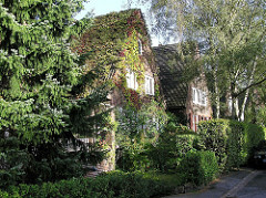 Gartenstadt Hamburg Alsterdorf Bezirk Hamburg Nord, Wohngebäude mit Efeu bewachsen