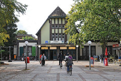 Historisches Bahnhofsgebäude Hamburg Ohlsdorf mit Vorplatz.