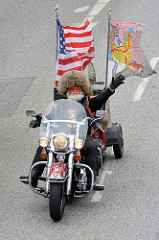 Abschlussparade der Harley Days in Hamburg - MotorradfahrerInnen  auf der Ludwig Erhard Strasse in der Hamburger Innenstadt.