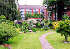 Schrebergarten / Kleingarten mit Rasen und Büschen - Wohnblocks im Hintergrund - Fotos aus Hamburg Wilhelmsburg.