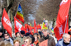 Ostermarsch Hamburg - Demonstranten und rote Fahnen.