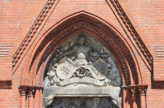 Über dem Brunnen der Köhlbrandtreppe befinden sich die Wappen von Preußen und Altona.