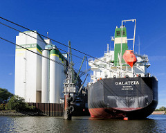 Der Massengutfrachter GALATEIA liegt an der Rethe in Hamburg Wilhelmsburg.