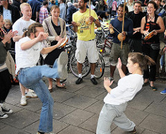 Schanzenfest - Capoeira Vorführung auf der Strasse - Capoeiristas kämpfen in der Roda