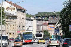 Strassenverkehr in der Durchgangsstrasse von Hamburg Wilstorf - Autobusse und PKW.