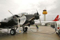 Ju 52 historisches Flugzeug Betankung Flughafen Fuhlsbüttel.
