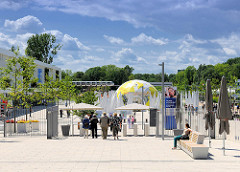 Haupteingang der IGS 2013 in Hamburg Wilhelmsburg - nicht wirklich Massenandrang.