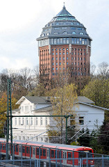 Blick über die S-Bahngleise - alter Bahnhof Sternschanze - Wasserturm zum Hotel umgebaut.