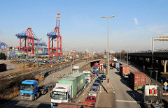 Dichter Lastwagenverkehr / LKW-Stau im Freihafen Hamburg; der Verkehr staut sich von der Zollstation Waltershof bis weit in den Freihafen hinein.
