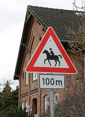 Hinweisschild Achtung Reiter, Reitpferde / Billdeich.