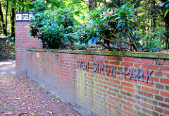 Eingang zum Sven Simon Park - Schriftzug an der Mauer - Bilder aus dem Hamburger Stadtteil Blankenese.
