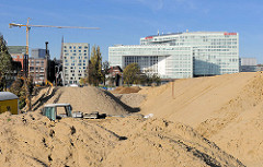 Sandberge - Baustelle in der Hafencity - im Hintergrund das Spiegelgebäude Ericusspitze.