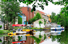 Tretboote am Anleger Ernst August Kanal in Hamburg Wilhelmsburg - Wohnblocks am Wasser.