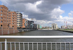 Blick von der Sandtorhafenklappbrücke in den Sandtorhafen - die ARbeiten an den Magellan Terrassen sind fortgeschritten (2005)