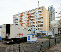 Die Essohäuser an der Reeperbahn / Spielbudenplatz in Hamburg St. Pauli wurden 2013 wg. Einsturzgefahr geräumt - Umzugswagen vor den Häusern.