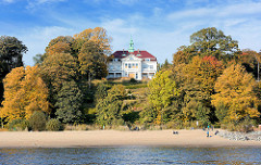 Indian Summer - Hamburger Elbufer; Elbvorort; Villa an der Elbchausse - Herbstbäume, blauer Himmel.