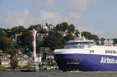 Frachtschiff CITY OF HAMBURG vor Blankenese Süllberg und Leuchtturm.