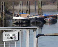 Blick von der Spreehafenbrücke in Hamburg Wilhelmsburg - Schuten im Hintergrund; Fotos aus dem Hamburger Hafen.