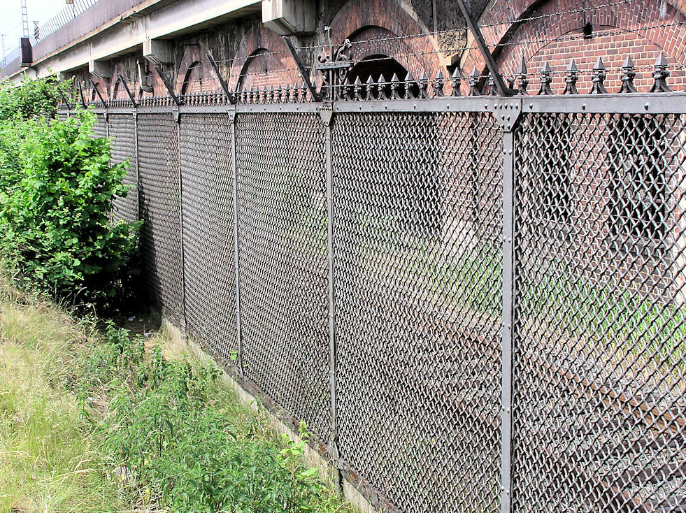 Foto „Zollzaun zum Hamburger Freihafen