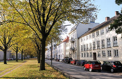 Mittelstreifen mit Bäumen - Herbstlaub; Gebäude an der Palmaille Altonas.