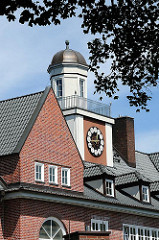 Schulgebäude Kapellenweg in Hamburg Wilstorf - Giebelturm mit grosser Uhr - Architekturbilder Hamburgs.