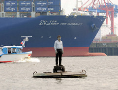 Skulptur "Mann auf Boje" Elbe, Hamburger Hafen - Künstler Stephan Balkenhol - im Hintergrund der Containerfrachter CMA CGM ALEXANDER VON HUMBOLDT.