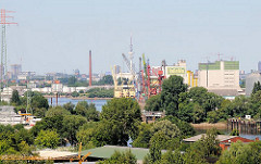 Blick über die Süderelbe in den Reiherstieg - im Bildzentrum die Reiherstiegschleuse, dahinter Industriearchitektur des Reiherstiegkanals.