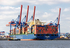 Mit Unterstützung zweier Schlepper wendet der Containerfrachter Hyundai Courage vor der  Hafenanlage des Terminals Hamburg Altenwerder.