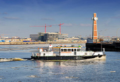 Das Vermessungsschiff / Peilschiff Reinhard Woltmann fährt in den Hansahafen ein - rechts der Pegelturm am Amerikahöft - im Hintergrund am Versmannkai des Baakenhafens die Baustelle der Hafenuniversität..
