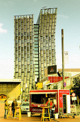 Imbisswagen auf dem Millerntorplatz - im Hintergrund das Gebäude Tanzende Türme an der Reeperbahn in HH- St. Pauli.