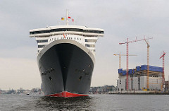 Queen Mary im Hamburger Hafen - Baustelle der Elbphilharmonie (2009)