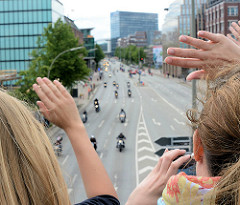 Abschlussparade der Harley Days in Hamburg - MotorradfahrerInnen  auf der Ludwig Erhard Strasse - ZuschauerInnen winken  von einer Brücke..