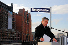 Einweihung der Shanghaiallee - Senator Michael Freytag hält als Senator für Stadtentwicklung und Umwelt eine Rede. 2006 / im Hintergrund die Fassade des Kaispeichers B.