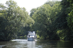 Sportbootfahrt auf der Doveelbe - Motorboot fährt durch HH-Reitbrook.