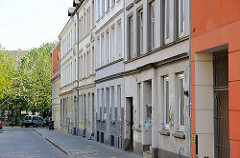 Bilder aus dem Stadteil Ottensen - Bezirk Hamburg Altona. Historische STrasse des Stadtteils, Zeissstrasse mit alten Wohngebäuden.