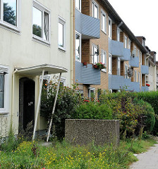 Eingang und Balkons mit Mosaikwand - Stilelemente der 50er Jahre Architektur - Wohnblocks der Nachkriegs Stilepoche. Stader Strasse in Hamburg Heimfeld - Bezirk Hamburg Harburg.